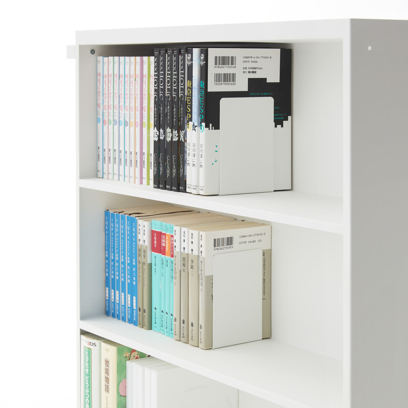 Hvit oppbevaringsvogn plassert i stue med bøker og planter på hyllene.