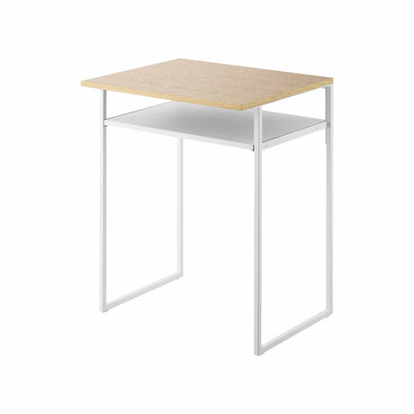 Sidebord med treplate og hvit stålramme med uttrekkbar hylle isolert på hvit bakgrunn