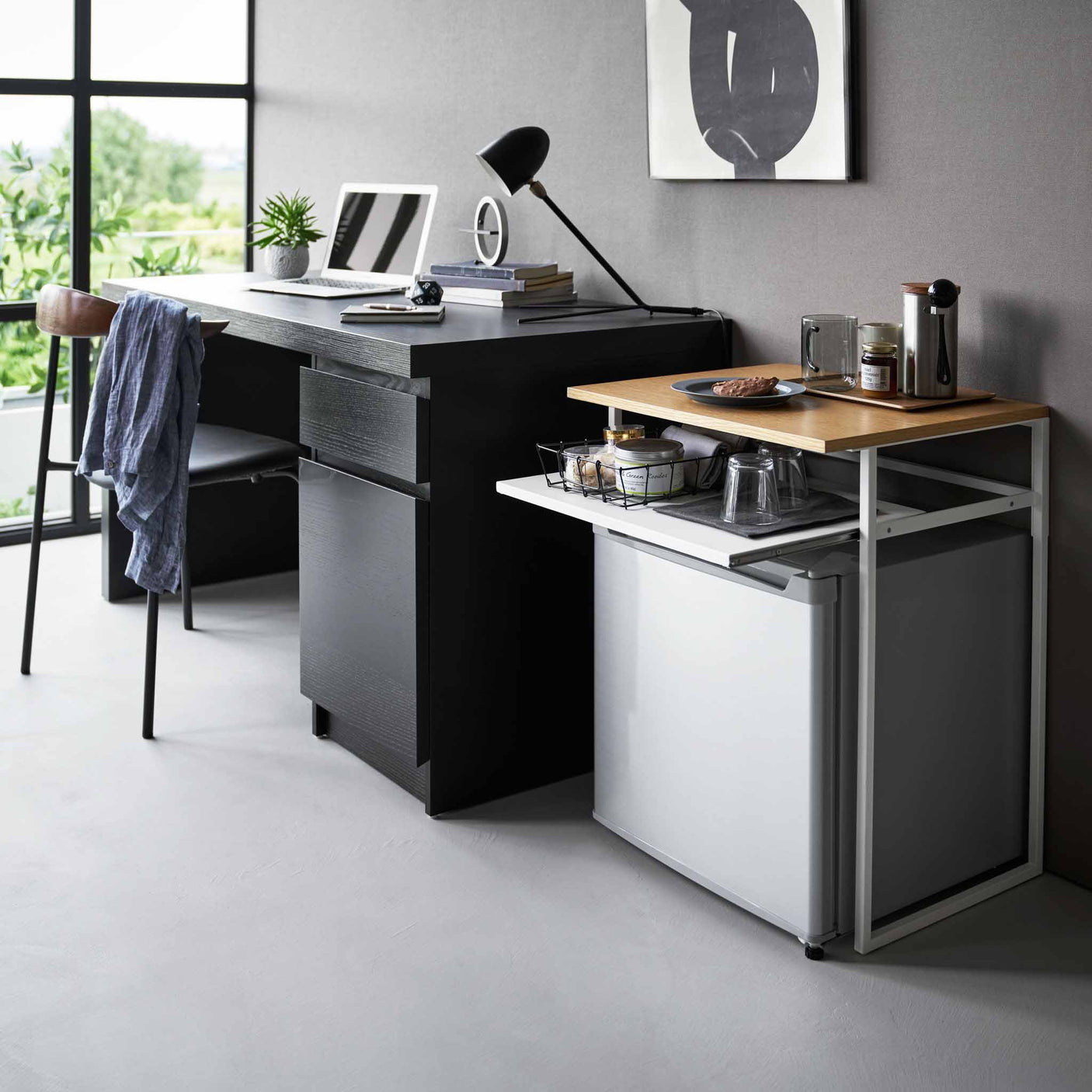 Kompakt sidebord med uttrekkbar hylle brukt som arbeidsbord ved skrivebord