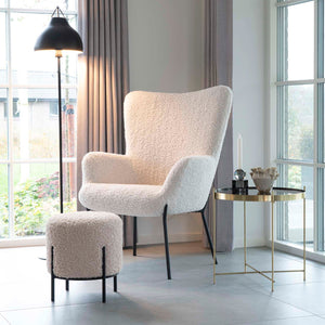 Hvit puff 35,5 x 37 cm brukt som ekstra sitteplass i stue