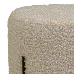 Rund puff med myk teddytekstur og sorte ben i metall