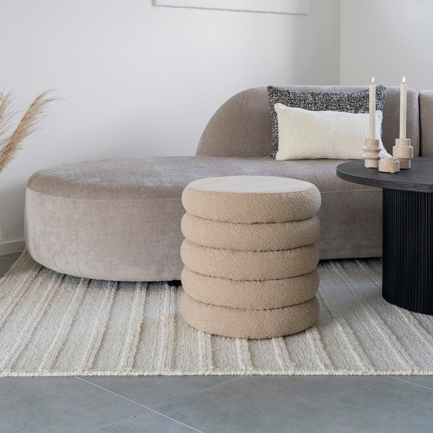 Brooklyn puff 44 x 44 cm brukt som sitteplass i stue