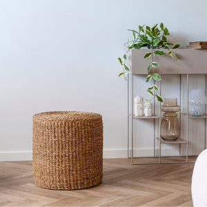 Rivera puff brukt som sitteplass i stue med naturmaterialer