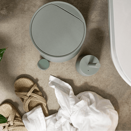Lite baderomsspann i grønn matcha tone