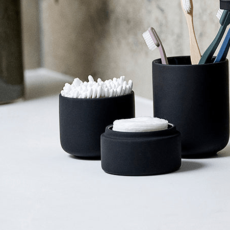 Nærbilde av Ume med q-tips og bomull oppi