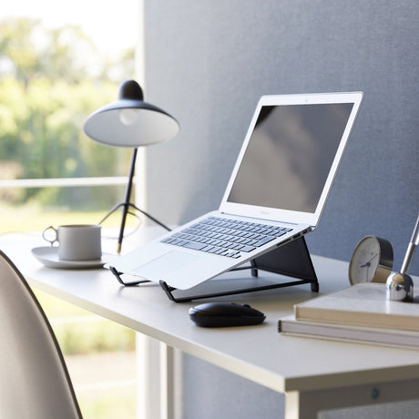 Justerbart stativ for laptop/nettbrett sort - Lindas Dekor