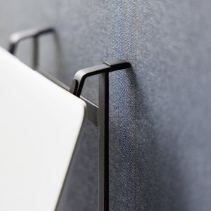 Laptop på sort stativ med hevet vinkel for bedre sittestilling.