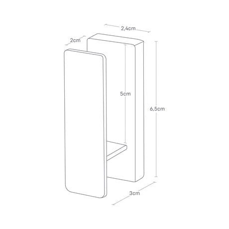 Hvit metallkrok brukt til å henge håndkle på baderomsvegg.