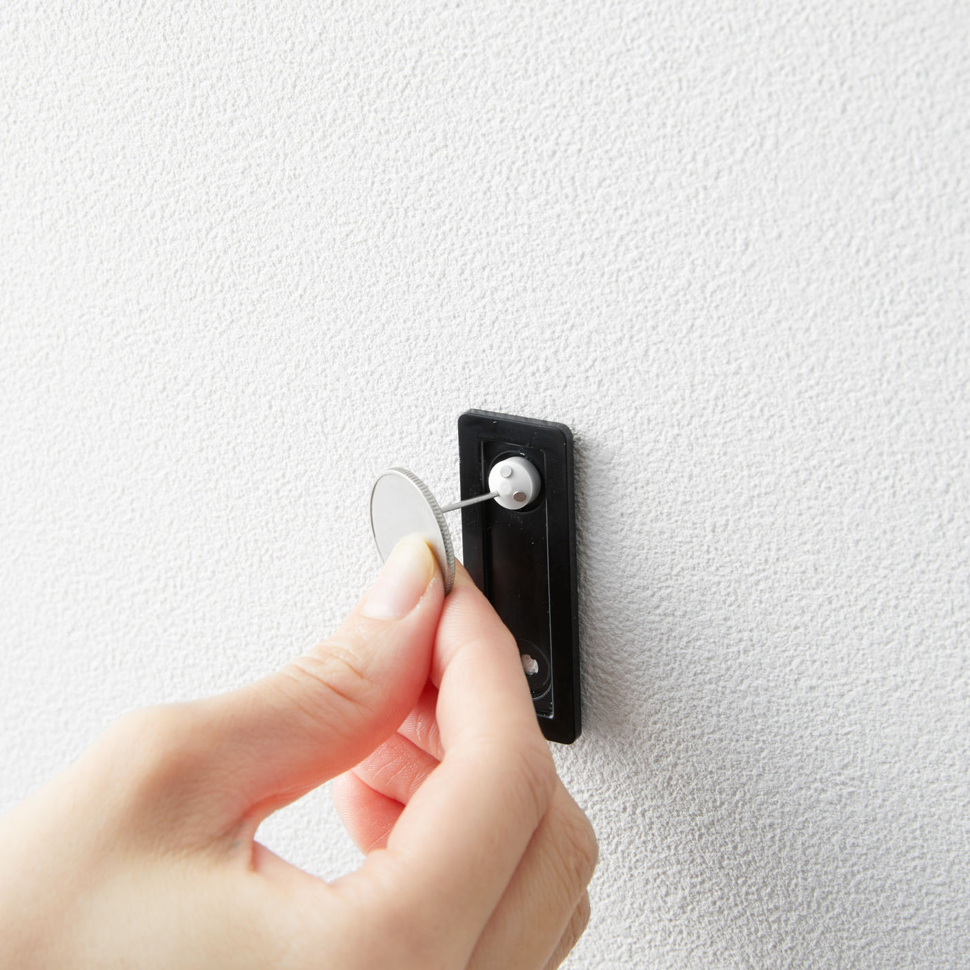 Praktiske sorte kroker i metall med enkel montering på innendørs vegg.