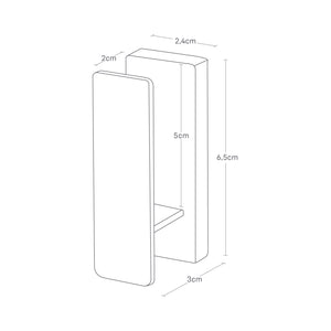 Metallkrok i sort finish brukt som gardinholder i moderne interiør.