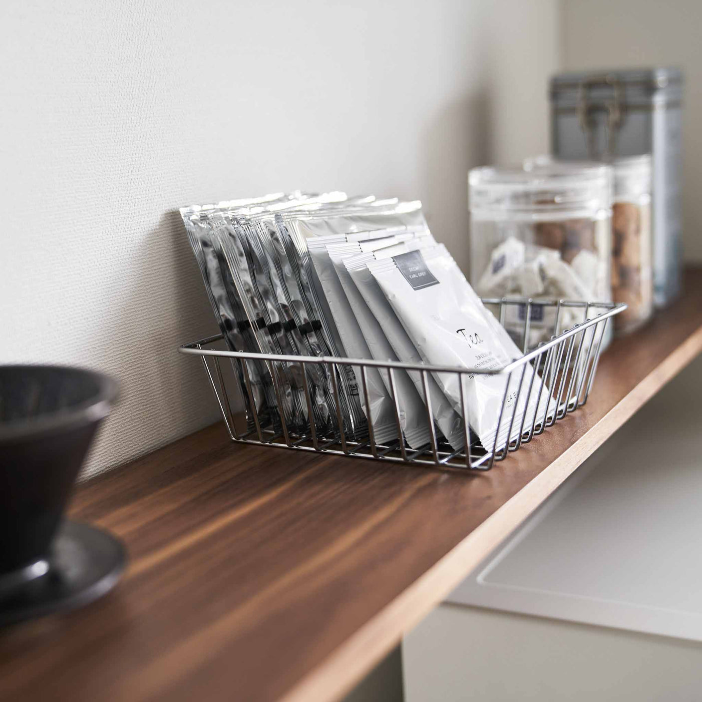 Detaljbilde av kjøkkenhylle med oppbevaring av poser og kjøkkenutstyr