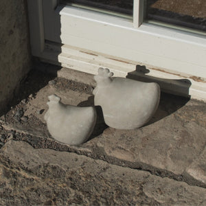 DBKD dekorhøne i to størrelse. Påskedekorasjon