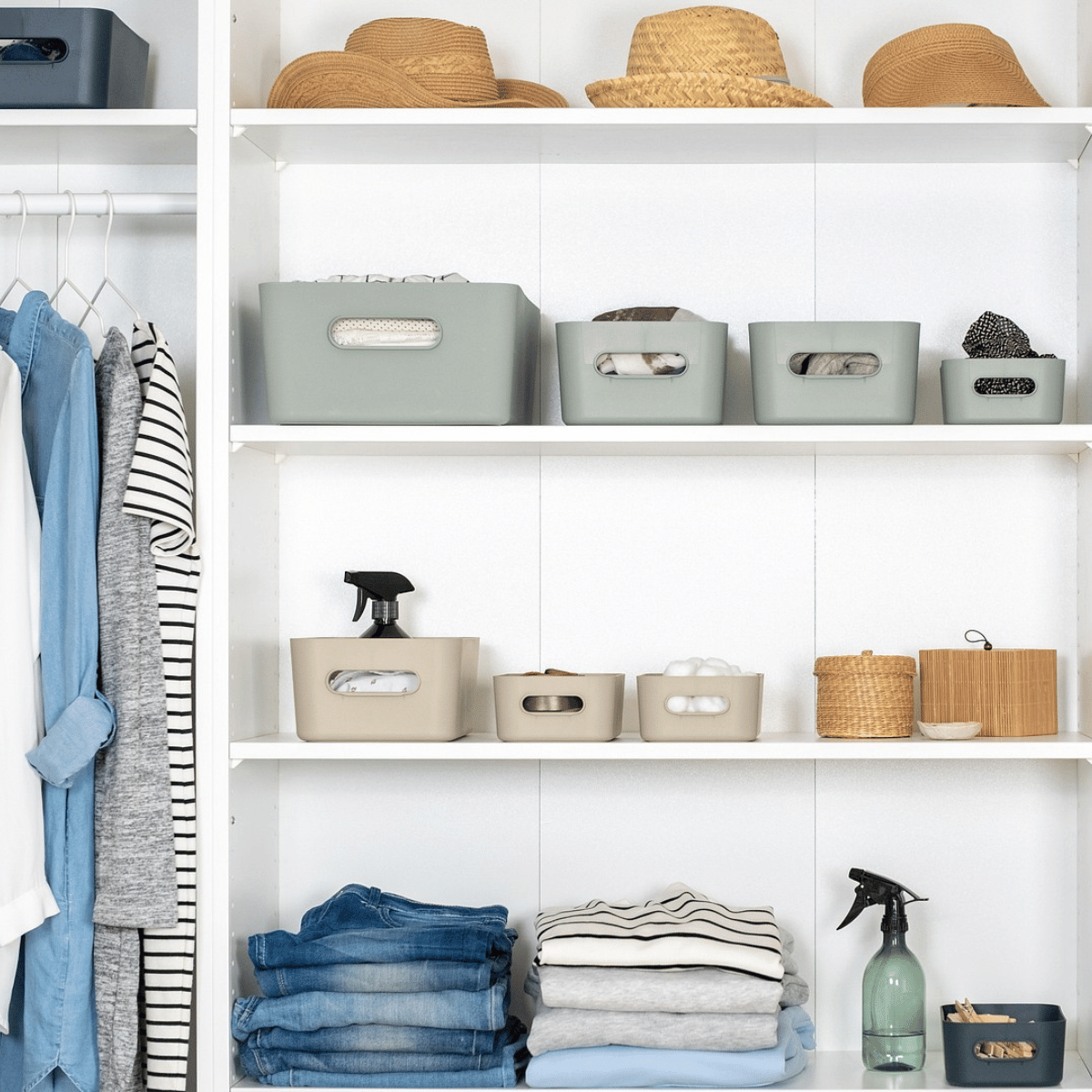 SmartStore Comfort oppbevaringskurver i salviegrønn og beige som holder orden på klær og tekstiler i garderoben