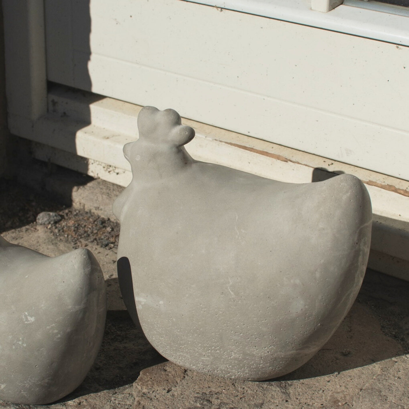 DBKD concrete hen large 18 cm betong ute påskepynt