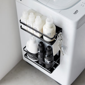 Magnetisk hylle for vask og rengjøringstilbehør på bad.