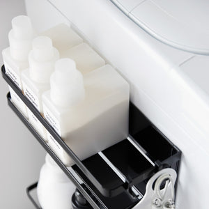 Detaljbilde av magnetisk oppbevaringshylle i sort metall med to nivåer.