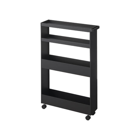 Sort oppbevaringsvogn med fire hyller plassert mellom vaskemaskin og tørketrommel.