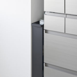 Oppbevaringsvogn i mørk farge brukt til organisering på bad.