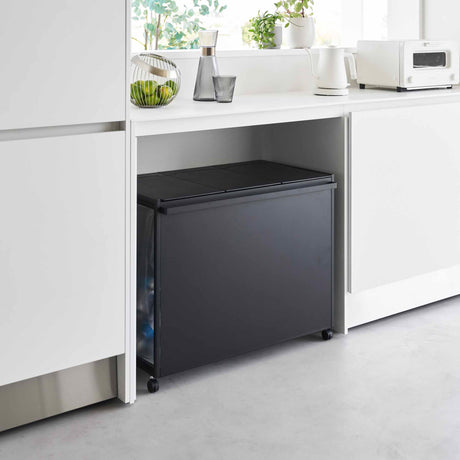 Kildesorteringsstativ med lokk og hjul plassert under kjøkkenbenk for skjult avfallssortering