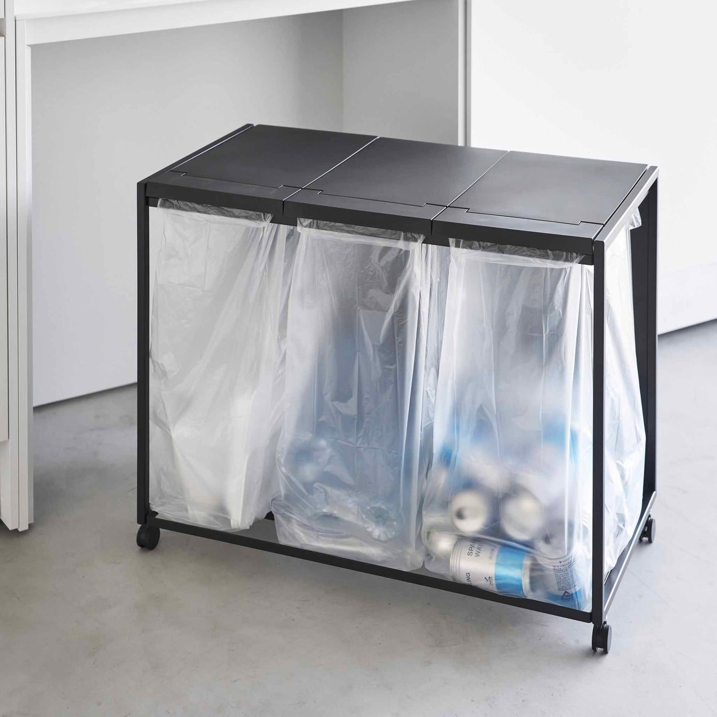 Kildesorteringsstativ med tre poser for avfallssortering plast papir og restavfall