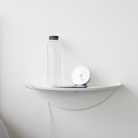 Dekorativ vegghylle med plass til små gjenstander.