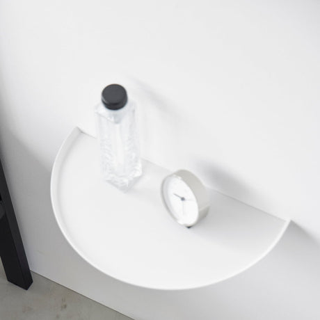 Plassbesparende hylle som passer i ulike rom.