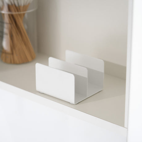 Stabelbar kjøkkenhylle i hvit metall og tre brukt på kjøkkenbenk.