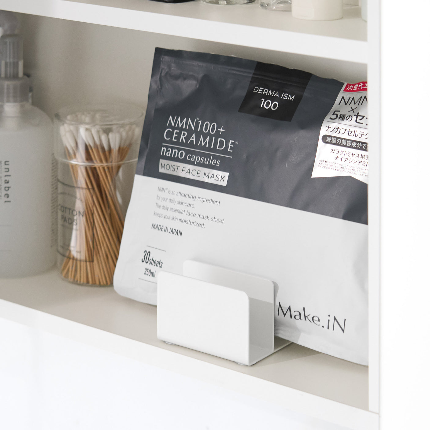 Hvit stabelbar kjøkkenhylle med treplate til kopper og skåler.