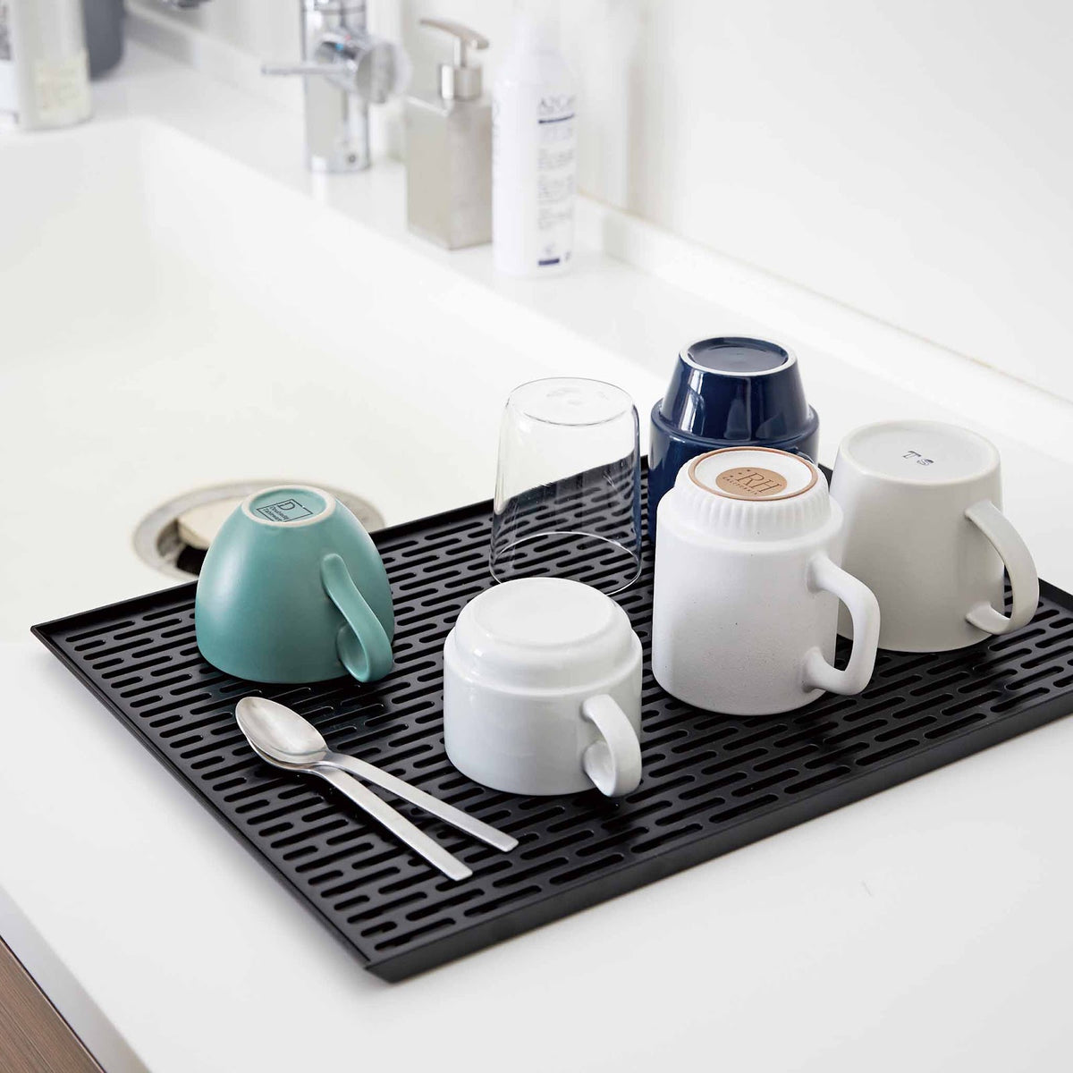 Avrenningsmatte med avtakbart rist-panel