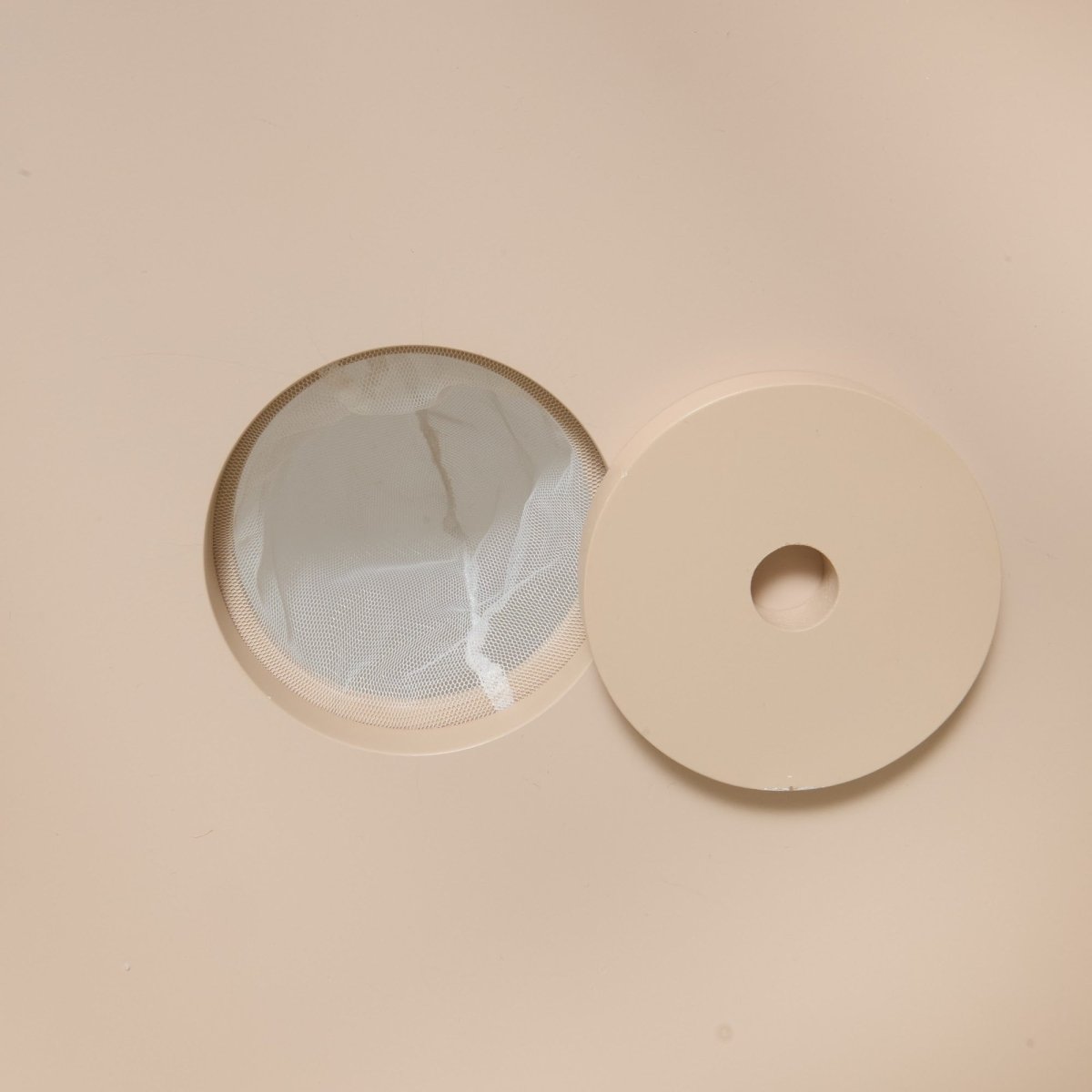Barnebord bamse Douceur beige, detalj av bordplaten