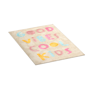Rektangulært barneteppe 100 x 150 cm med fargerikt Good Vibes Cool Kids motiv, vist skrått ovenfra