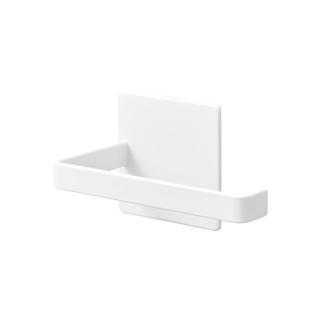 Dorullholder i hvit plast montert på vaskemaskin på badet.