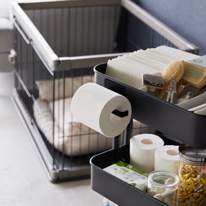 Baderom med sort dorullholder montert på metallflate.