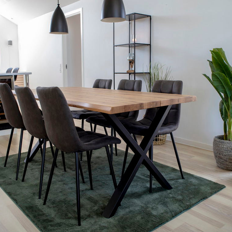 Spisebord i eikefinér med plass til opptil seks personer