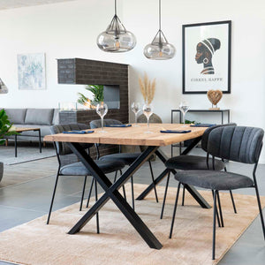 "Rundt spisebord i naturfinert eik med metallben og organisk kant kvadratisk format"
