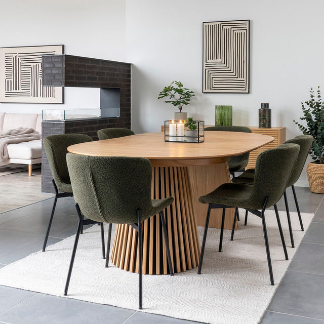 "Rundt spisebord i natur eik med mulighet for utvidelse fotografert i kvadratisk format"