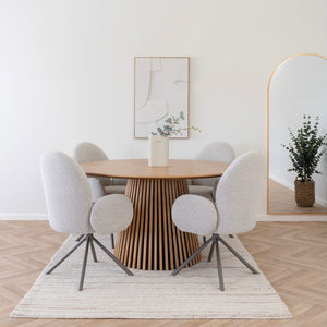 "Rundt spisebord natur eik med lamellfot fotografert i kvadratisk format"