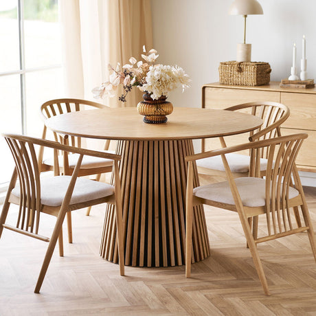 "Rundt spisebord 120 cm i natur eik med dekorativ lamellfot fotografert kvadratisk"