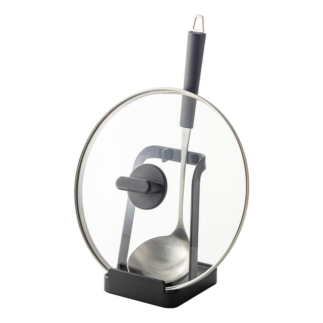 Stativ for kjøkkenredskaper i sort, holder grytesleiv og lokk ryddig under matlaging.