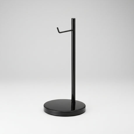 Organisering av hodetelefoner med minimalistisk stativ i sort.