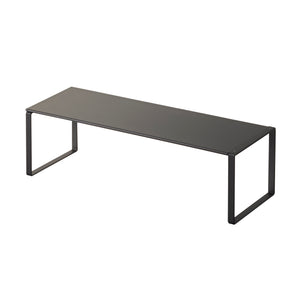 Skohylle i sort stål med minimalistisk design