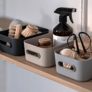 SmartStore Comfort oppbevaringskurver i koksgrå, beige og grå med rengjøringsutstyr på trehylle