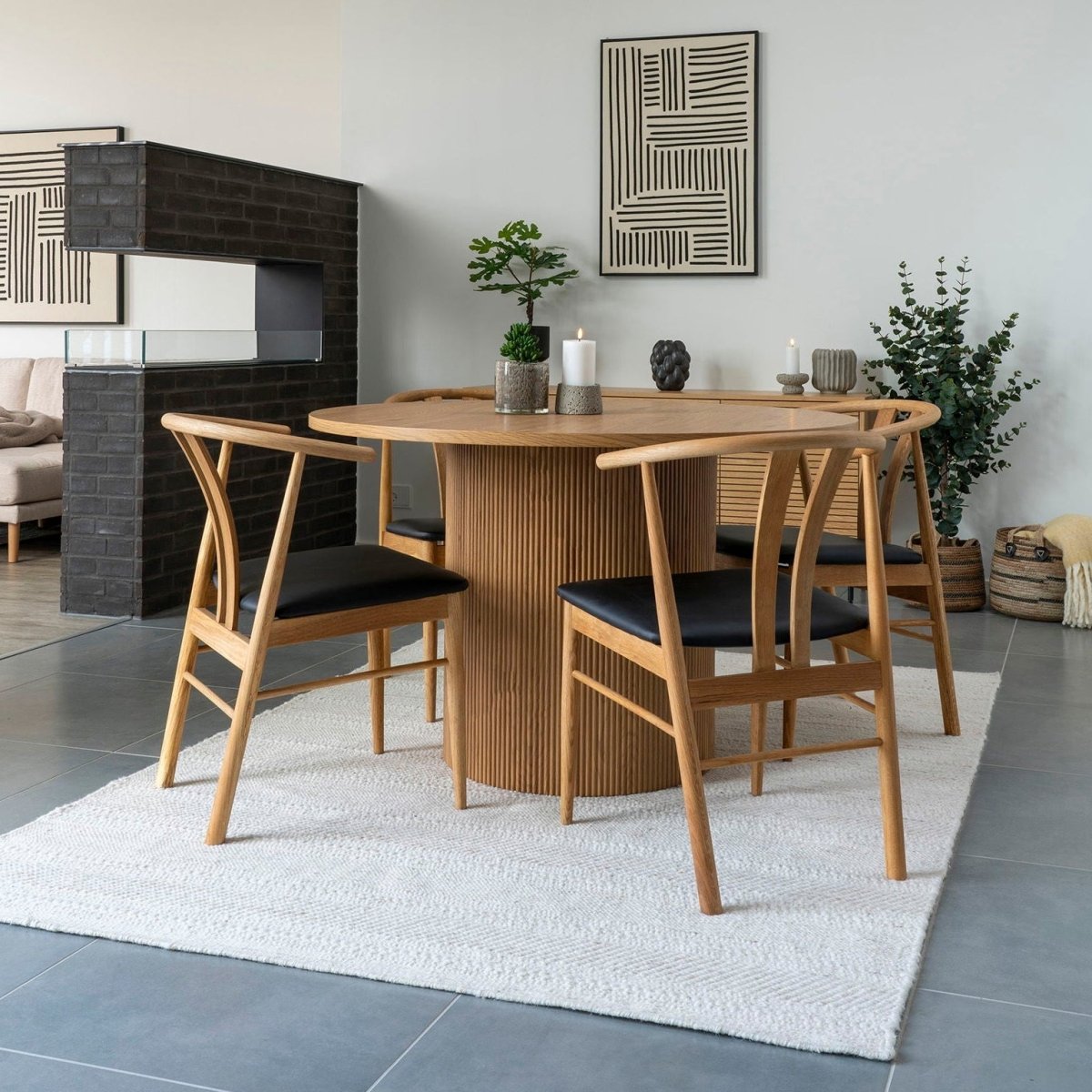 "Rundt spisebord 120 cm natural med sokkelbase kvadratisk bilde"
