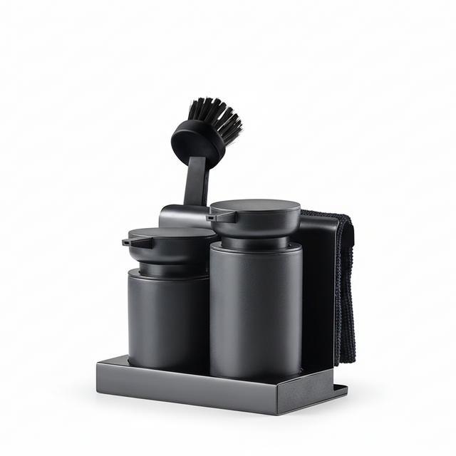 Zone Denmark DIISH oppvasksett sort med to dispensere, børste og klut på metallbrett isolert på hvit bakgrunn