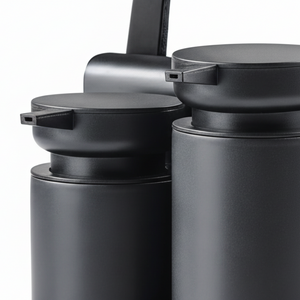 Nærbilde av sorte keramiske dispensere i DIISH oppvasksett med matt overflate