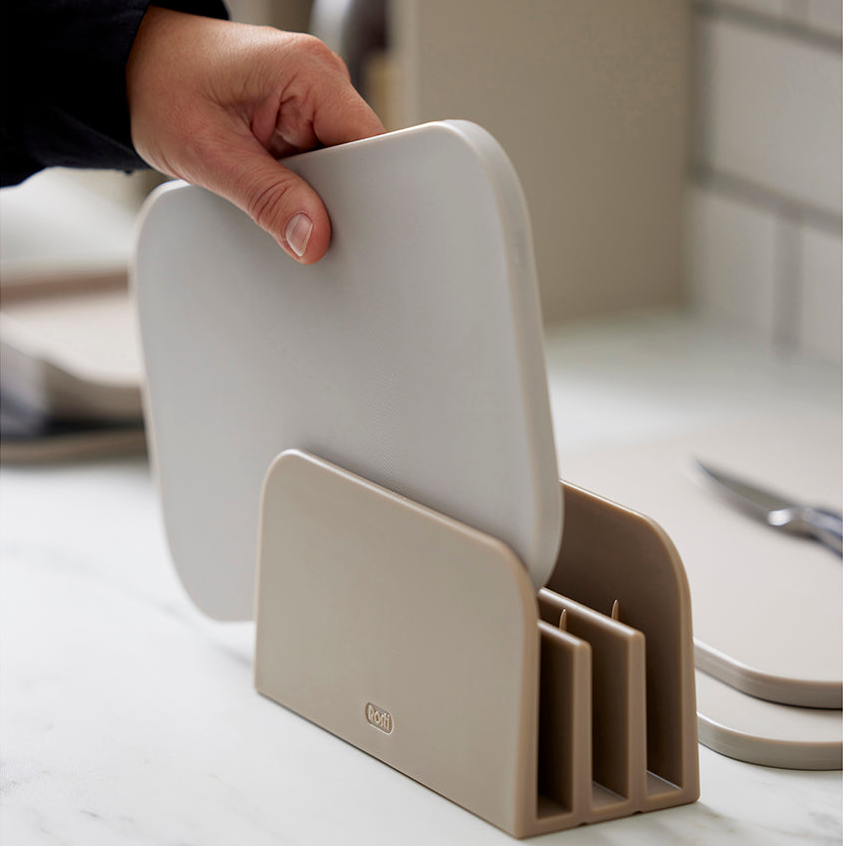 Tre skjærebrett i ulike størrelser med praktisk oppbevaringsholder