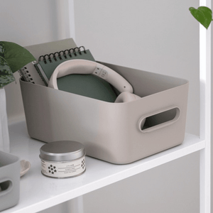 Beige SmartStore Comfort oppbevaringskurv med notatbøker og hodetelefoner på hylle