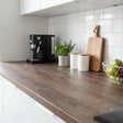 Selvklebende kontaktplast til kjøkkenbenk i brun trelook – slitesterk og vanntett benkefolie for enkel oppussing