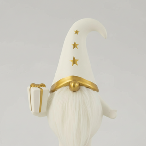 Detaljbilde av Mats nissefigur med langt hvitt skjegg og gulldetaljer