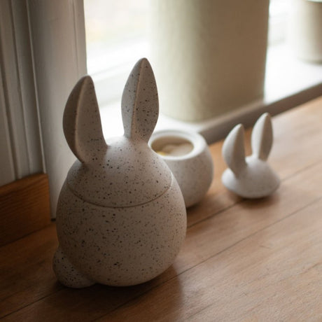 DBKD Eating rabbit dot 20 cm påskepynt